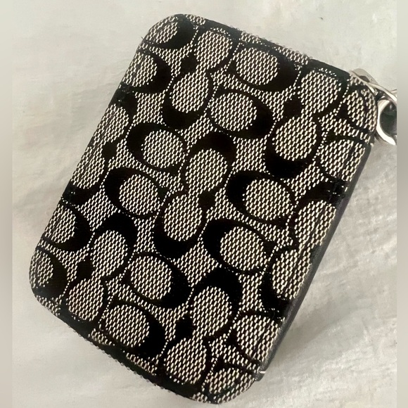 👑✅PRICE FIRM✅ Coach  Black and Gray Monogram Mini Pill Box Case. - Picture 4 of 14